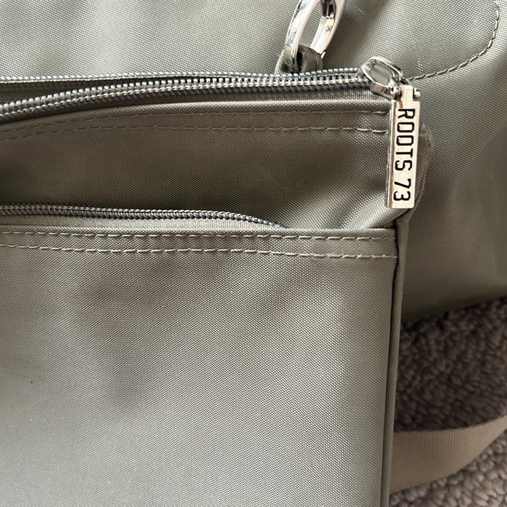 Roots nylon bag with detachable pouch - Picture 3 of 11